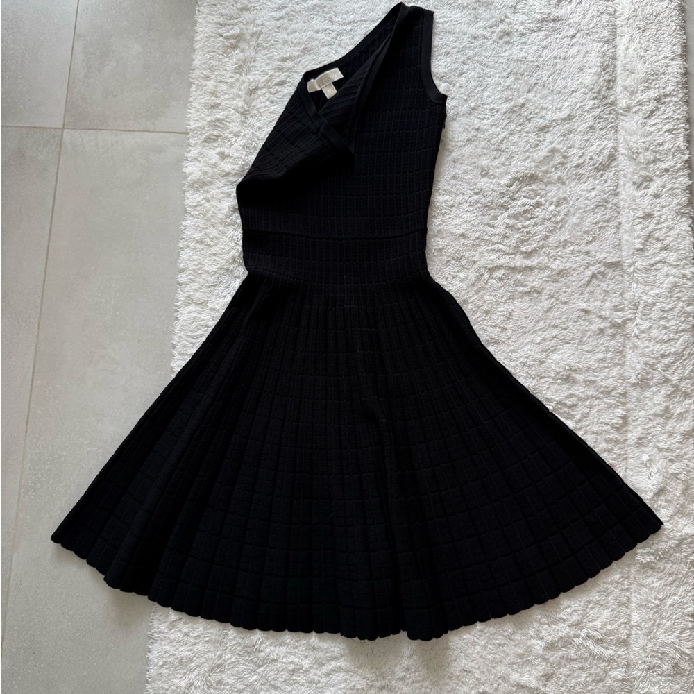 Michael Kors Dress Med Fit
Flare Sleeveless One Shoulder Knit black. Size XS